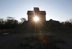 En el ancestral centro ceremonial maya de Dzibilchaltún se llevó a cabo el equinoccio de primavera con el fenómeno arqueo-astronómico en donde el sol al ascender se situa por detrás de la estructura llamada "Templo de las siete muñecas" dejando un gran resplandor de luz.