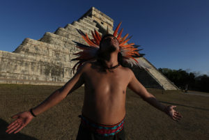 Entre danzas prehispánicas, misticismo y color se llevó a cabo el equinoccio de primavera en la ciudad  maya de Chichén Itzá en donde se presenció el espectáculo de sol y sombras en la pirámide de Kukulcán.