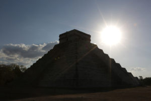 Entre danzas prehispánicas, misticismo y color se llevó a cabo el equinoccio de primavera en la ciudad  maya de Chichén Itzá en donde se presenció el espectáculo de sol y sombras en la pirámide de Kukulcán.