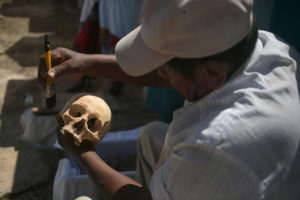 En la población maya de Pomuch en Campeche se reliza de manera tradicional la limpieza de muertos, que consiste en cambiar el mantel para reemplazarlo por uno nuevo por lo que cada año se limpian las osamentas por parte de los familiares.