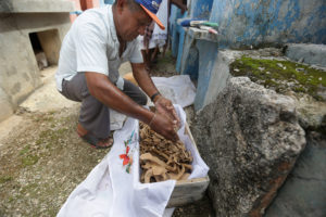 En la población maya de Pomuch en Campeche se reliza de manera tradicional la limpieza de muertos, que consiste en cambiar el mantel para reemplazarlo por uno nuevo por lo que cada año se limpian las osamentas por parte de los familiares.