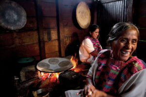 Mujeres cocinando dentro del fogón de la comunidad de San Juan Cancuc en los altos de Chiapas