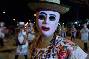 En el lunes regional y a ritmos de jaranas se llevó a cabo el carnaval Travesía Caribeña en Mérida.Nota del corresponsal Tomás Martín.